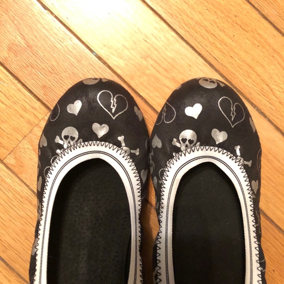 Skull and broken heart flats - Picture 2 of 6